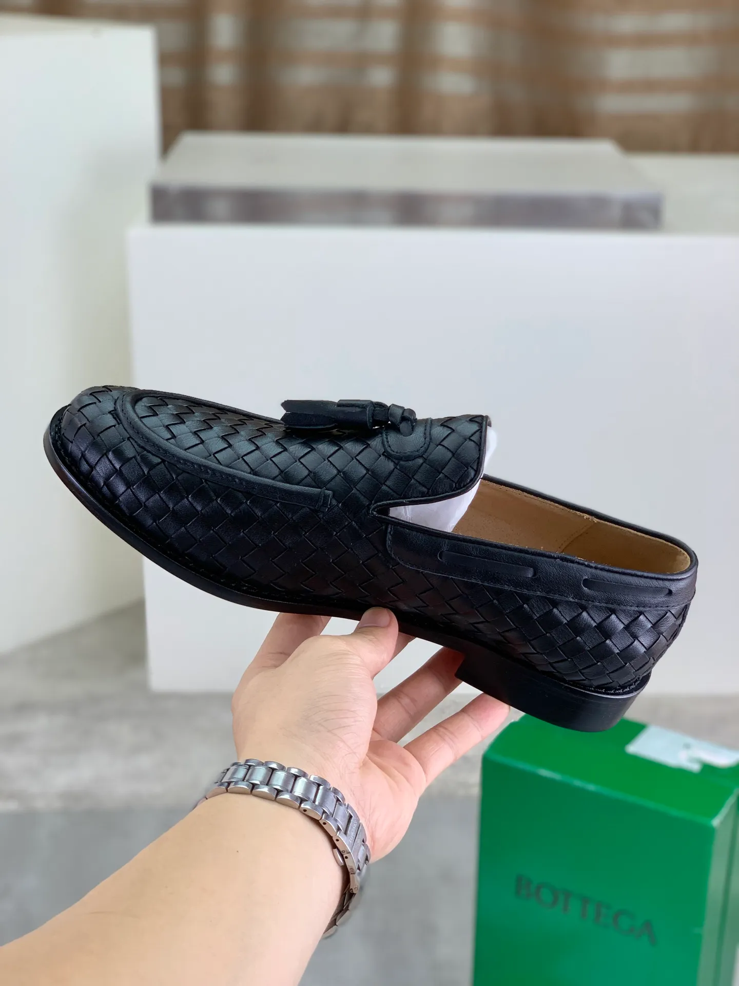 Factory price P860💰Top quality (genuine leather outsole series)💎💎💎 BOTTEGA VENETA official website synchronizes the latest model, top version of the highest version of BV business leather shoes in the market, accept material comparison, shoe type comparison, process comparison, practical and textured, versatile and suitable for any occasion, the more you look at it, the more flavorful it becomes. Pure hand-woven craftsmanship - upper material, imported original hand-woven calfskin - high-quality water-dyed cowhide inside - original private model customized handmade leather outsole -Size: female 35-39 (34 40 customized) male 39-44 (38 45 customized) Comes with original BV green box, complete packaging.